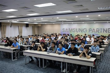 Trung tâm Hỗ trợ việc làm và khởi nghiệp - ĐHĐL tổ chức chuyến thăm quan nhà máy công ty Samsung Electronics Việt Nam (SEV) cho sinh viên