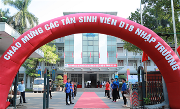 Hân hoan chào mừng tân sinh viên khóa D18 nhập học