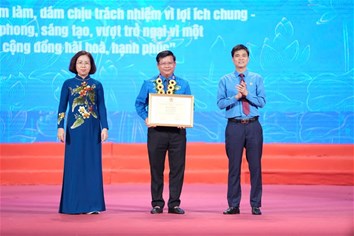 PGS.TS Đinh Văn Châu vinh dự nhận Bằng khen của Tổng Liên đoàn Lao động Việt Nam