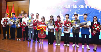 Lời chào sôi động của tân sinh viên D19 gửi tới Khoa Công nghệ thông tin