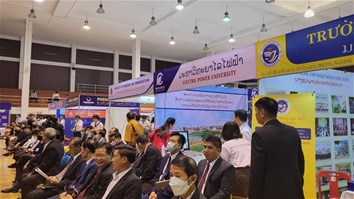 Gian hàng Trường Đại học Điện Lực “cuốn hút” phụ huynh và học sinh lớp 12 tại Lào
