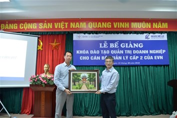 Lễ Bế giảng lớp “Đào tạo quản trị doanh nghiệp cho cán bộ quản lý cấp 2 của EVN”