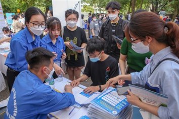 Gian hàng tư vấn tuyển sinh Trường Đại học Điện Lực “cuốn hút” học sinh lớp 12