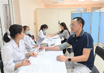Khám sức khỏe định kỳ cho viên chức, người lao động toàn trường