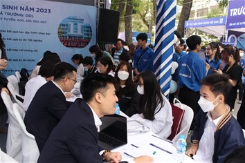 Ấn tượng gian hàng tư vấn tuyển sinh của Trường Đại học Điện lực
