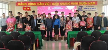 “Xuân ấm áp – Tết sẻ chia” đến với những sinh viên có hoàn cảnh khó khăn