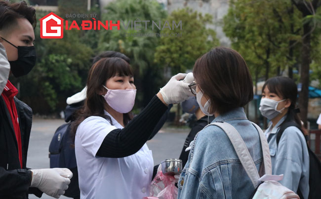 Kiểm tra thân nhiệt, khử trùng trước khi sinh viên vào lớp học