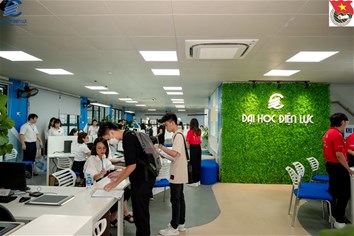 Tân sinh viên khóa D17 háo hức ngày nhập học